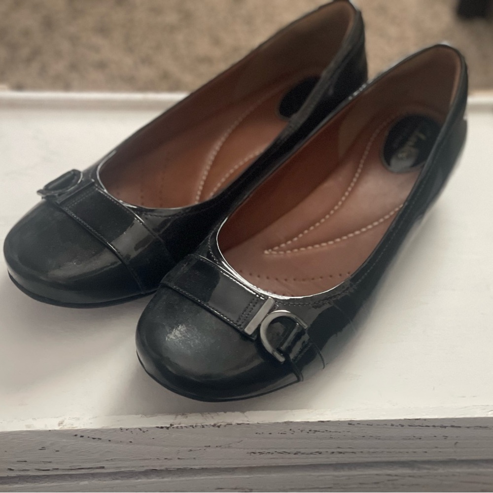 Clarks artisan black patent leather black pumps